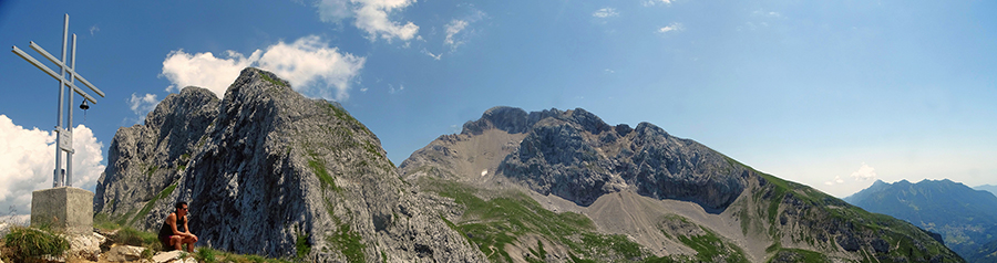 Vista panoramica dalla croce della Bocchetta di Corna Piana (2078 m)